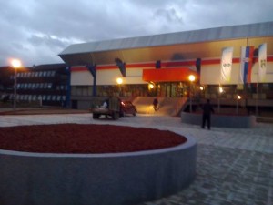 Sportska hala u Bajinoj Basti -dekoracija platoa isperd hale sa crvenim malčom